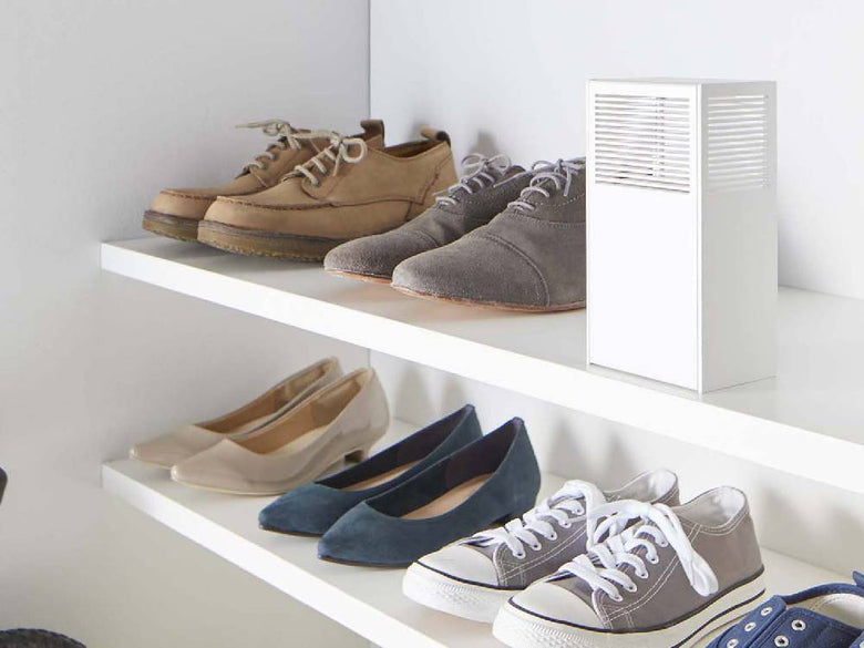 棚に置かれたタワー消臭ビーズケース