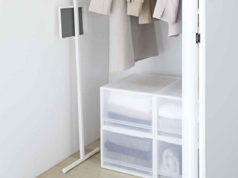 折り畳み衣類スチーマーアイロン台が収納されたクローゼット
