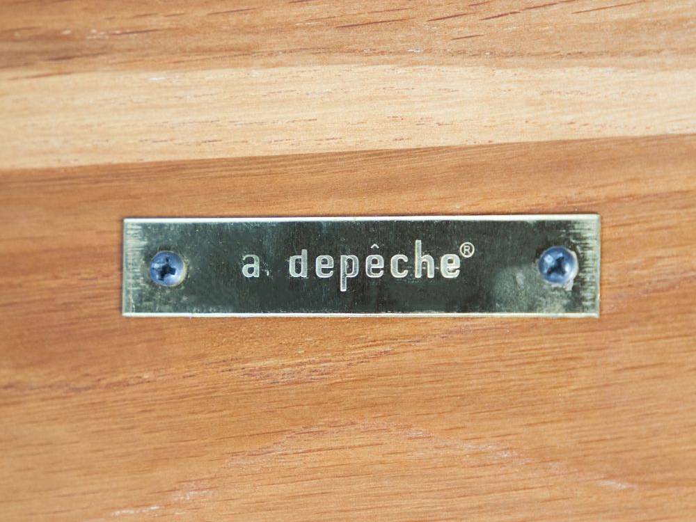 アデペシュ製ブラウンオークのラウンドダイニングテーブル