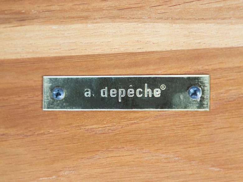 アデペシュ製ブラウンオークのラウンドダイニングテーブル