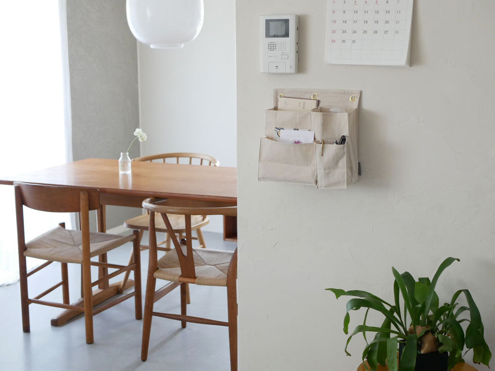 Horn Please MADEの綿100％キャンバス製ハンギングアレンジメントポケット、複数のポケットが吊るされたデザイン