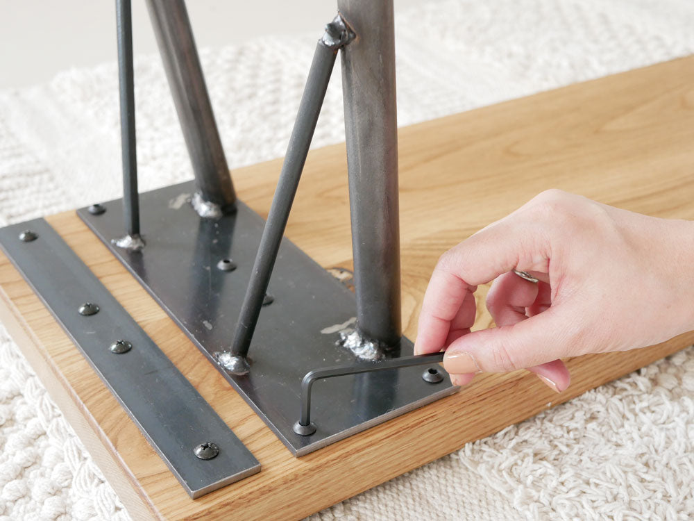 SIKAKU四角商店製オーク無垢集成材の天板とクリアラッカー塗装の鉄脚を備えたシンプルな四角ベンチ