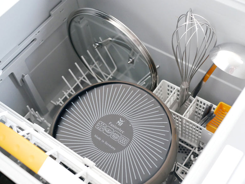 WMF フュージョンテック ミネラルキャセロール24cmのホーロー鋼板本体、ステンレススチール取っ手、ガラス蓋を示す写真