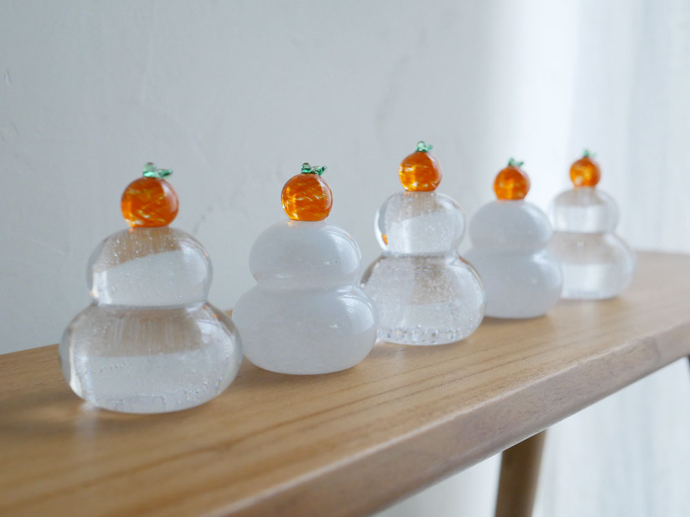 ガラスの鏡もち、飾り台、木箱がセットになった【硝子屋 PRATO PINO】の商品画像