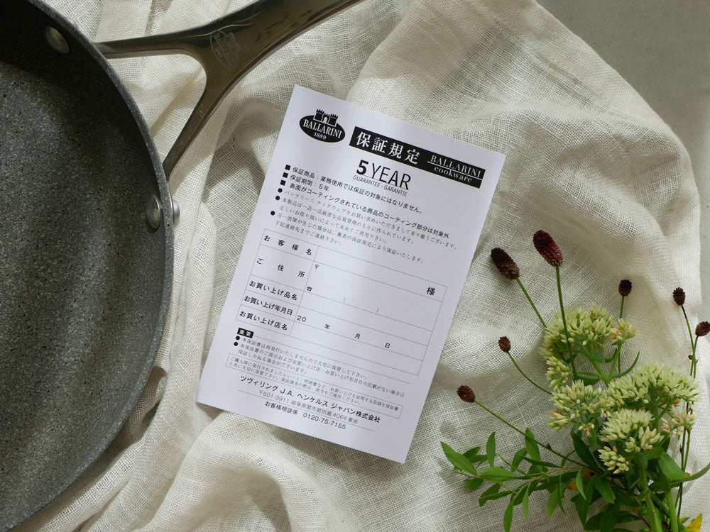 BALLARINIトリノシリーズのアルミフライパン、ステンレス製ハンドル、強化ガラス蓋のセット写真