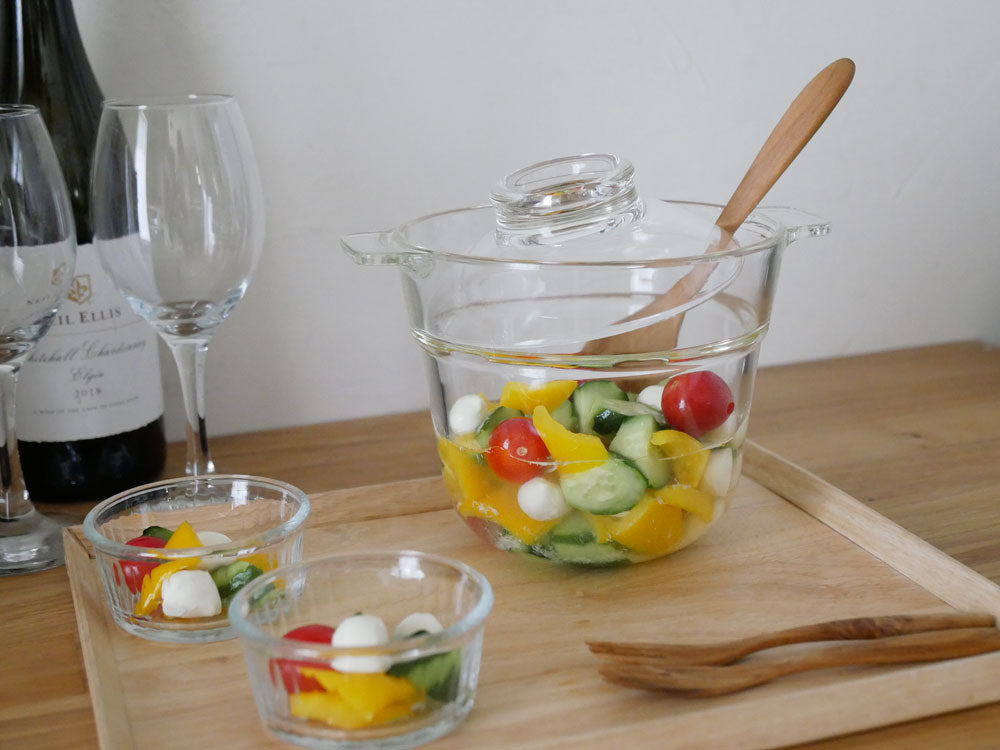 HARIOの一膳屋、耐熱ガラス製の調理容器で蓋にはシリコーンゴムリングが付いた日本製製品。幅200mm、高145mm。