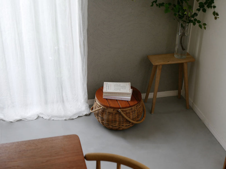 ラタンの蓋がテーブルとして使えるバスケット