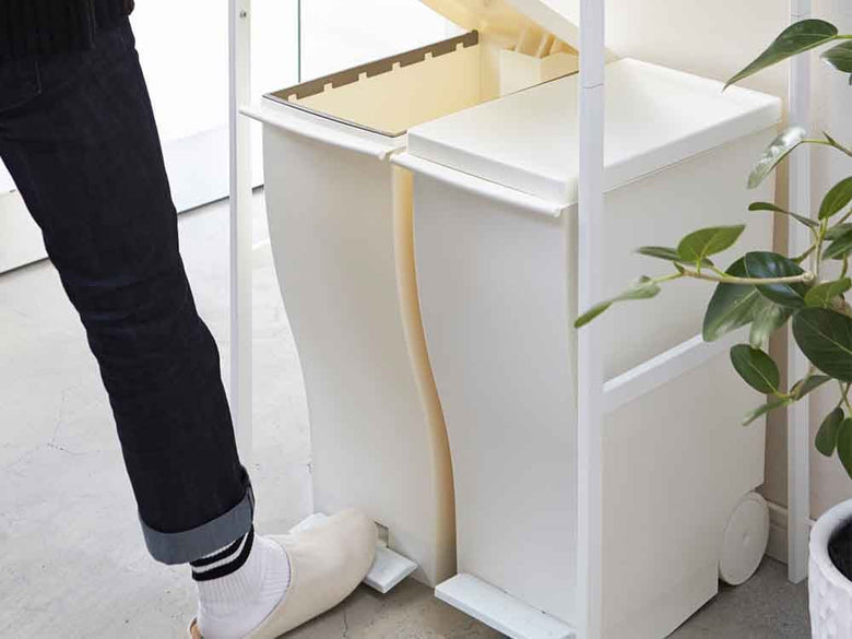 YAMAZAKI/towerのスチール製ゴミ箱上ラック。天然木のハンガーバー付きでデザイン性の高い家庭用収納用品。