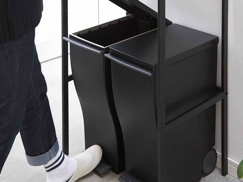YAMAZAKI/towerのスチールと天然木を使用したゴミ箱上ラック。複数の棚があり、清潔感のあるデザインが特徴です。