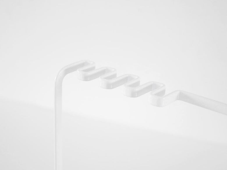 スチール製Towerクリーニングツールスタンドにスポンジとブラシが並んでいる