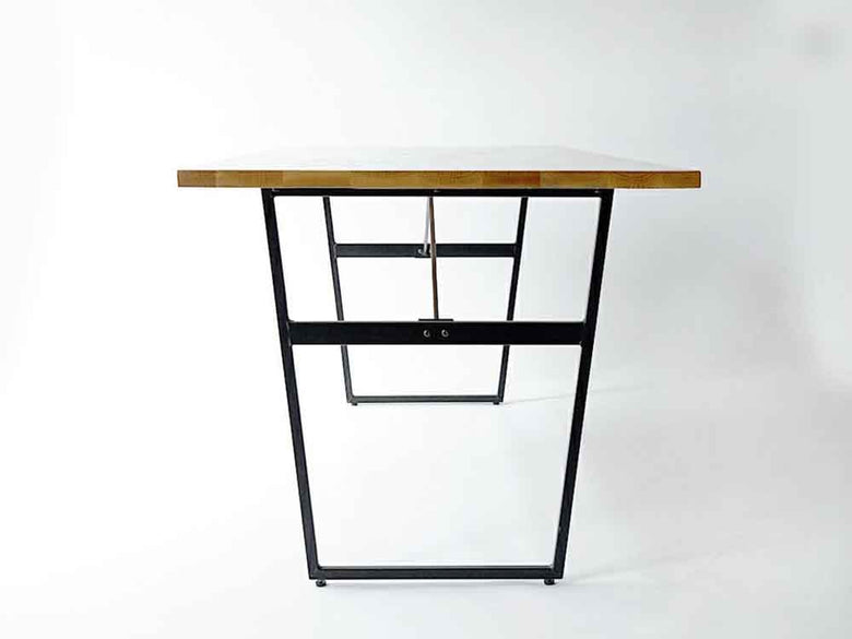 オーク無垢材と黒スチールのダイニングテーブル