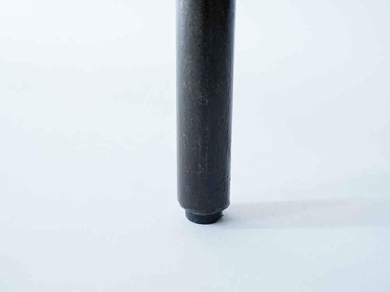 シルバーとグラファイトの円柱形プラスチックベッドフレーム