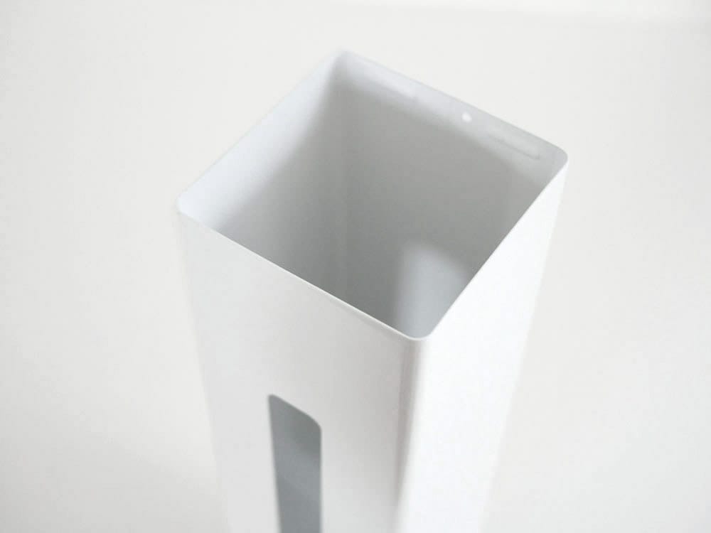 YAMAZAKIの白いタワーストッカーがペデスタルに置かれている