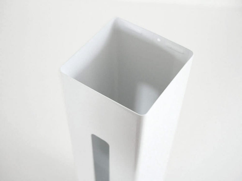 YAMAZAKIの白いタワーストッカーがペデスタルに置かれている