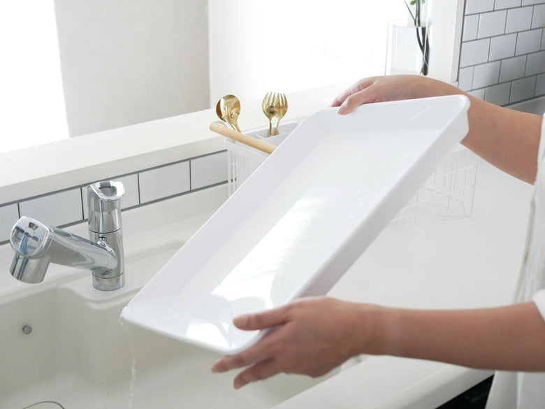 YAMAZAKIのトスカ水切りバスケットが洗面台の上に置かれているバスルームの様子