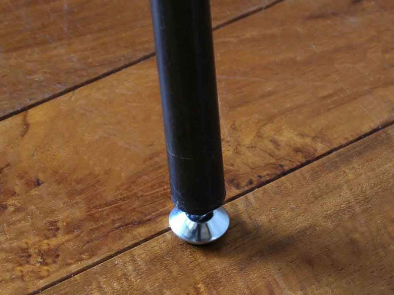 アデペシュのG-knotガラステーブルと木の床