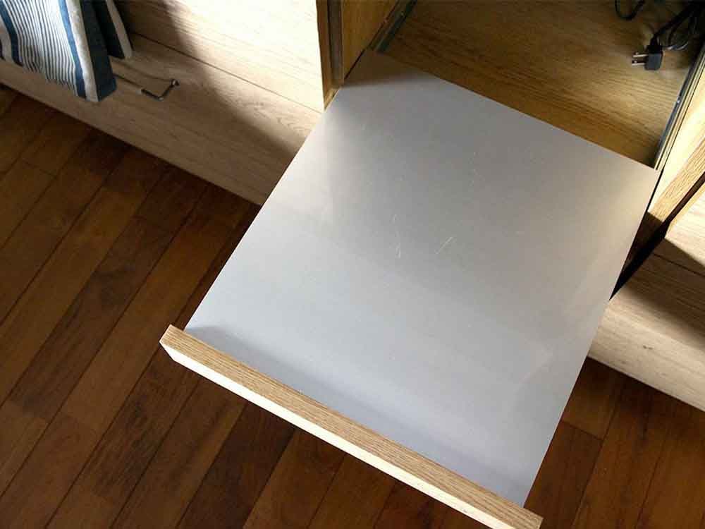 オーク無垢材の木製フローリング床