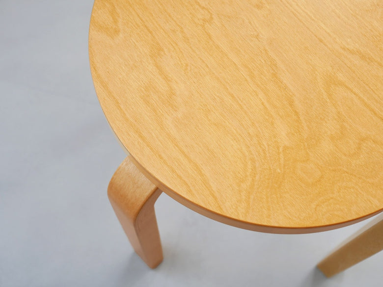 アルテック製木製スツール、バーチ材にハニーステイン仕上げのシンプルなデザイン
