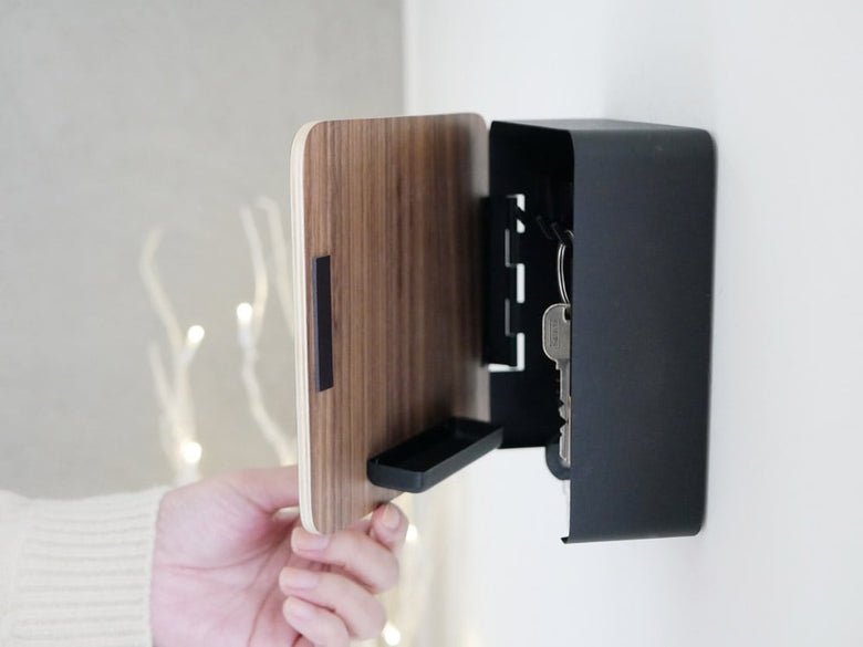 ヤマザキの2段マグネットキーフックが壁に取り付けられている