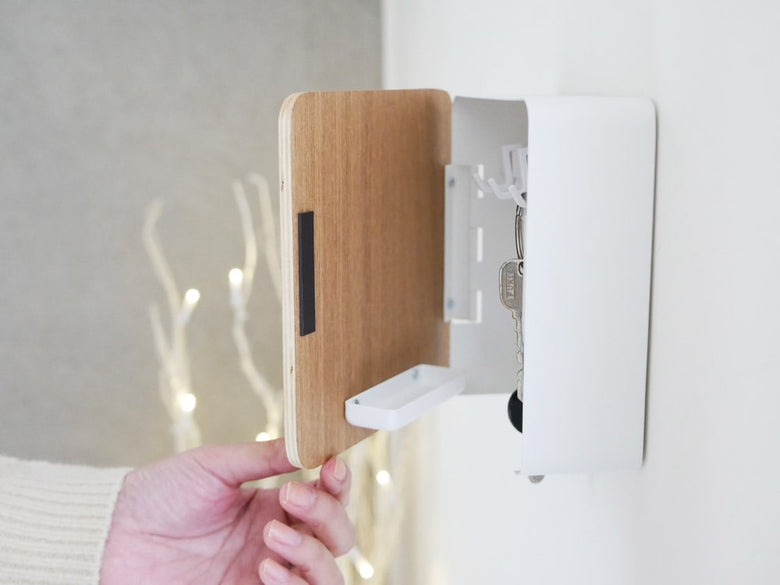 Yamazaki製2段マグネットキーフックが壁に取り付けられている