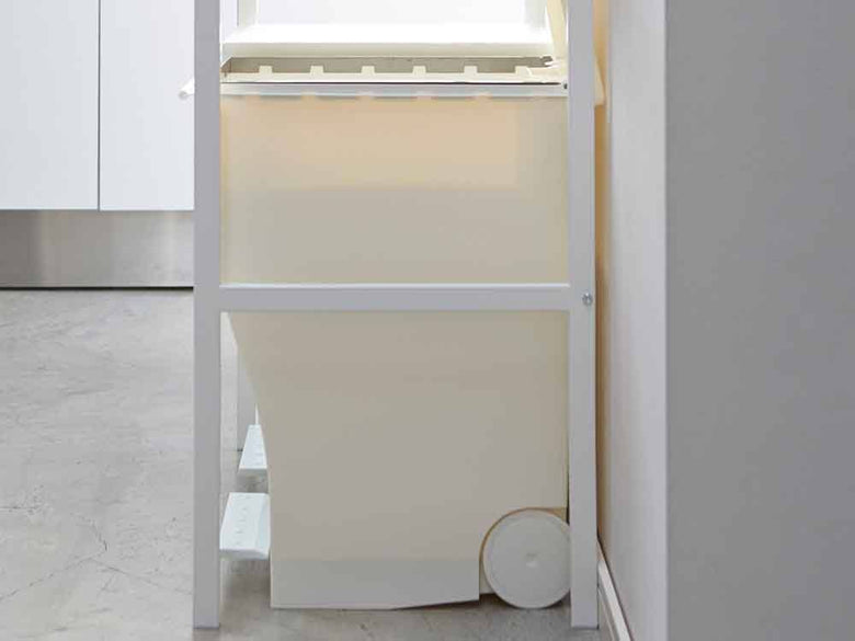 YAMAZAKI/towerのゴミ箱上ラック。灰色と銀色のスチール製シェルフが並び、家庭用品を整理できるデザイン。