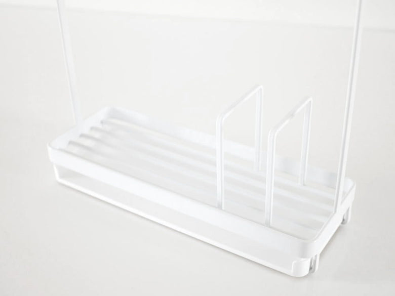 towerのスポンジ＆クリーニングツールスタンドがキッチン棚に置かれている様子