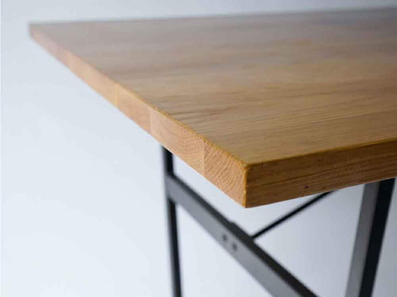 アデペシュ製黒スチール脚オークダイニングテーブル