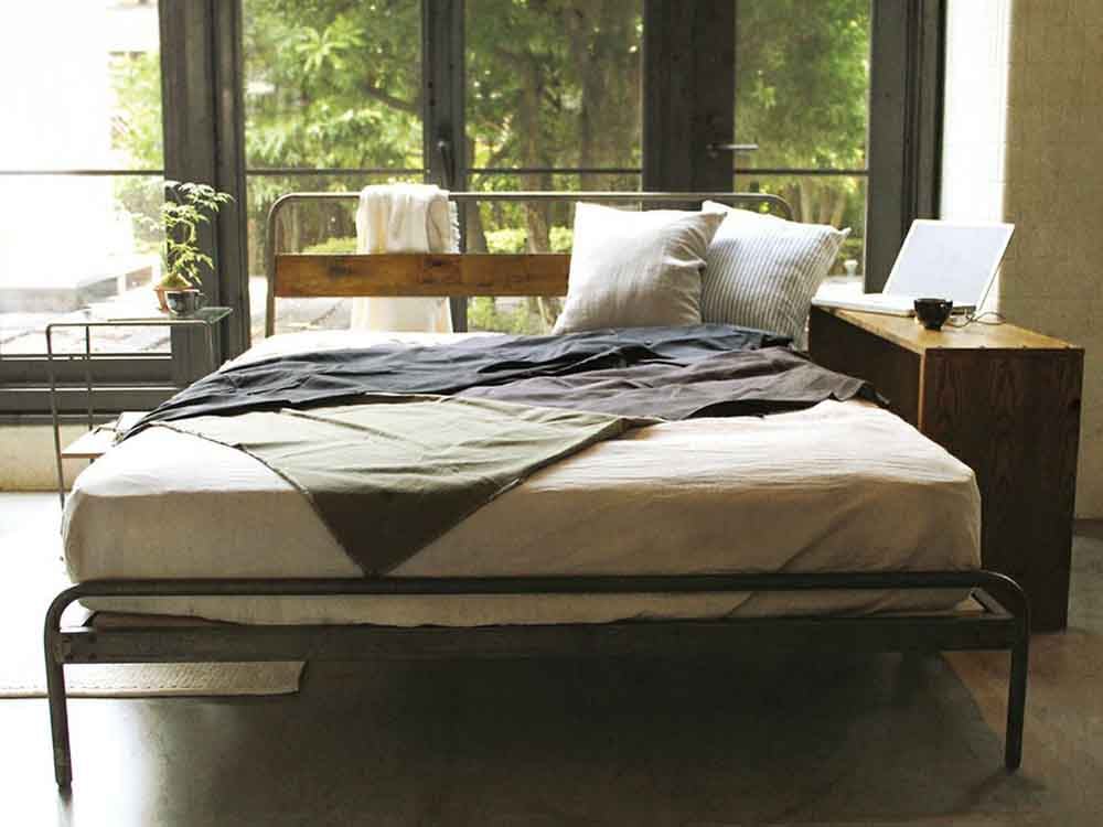 アデペシュのベッドフレーム