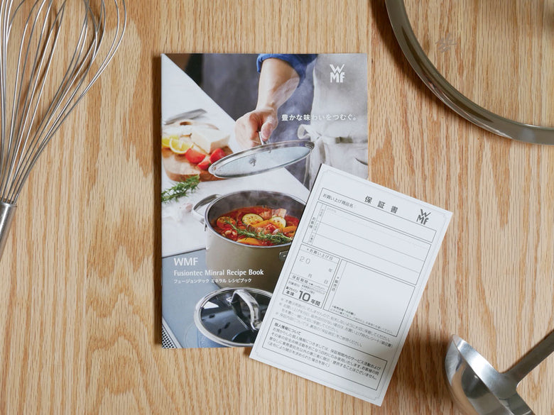 WMFフュージョンテック ミネラルキャセロール24cmの鍋。ホーロー用鋼板製の本体にステンレス鋼の取手とつまみ、ガラス蓋が付いたデザイン