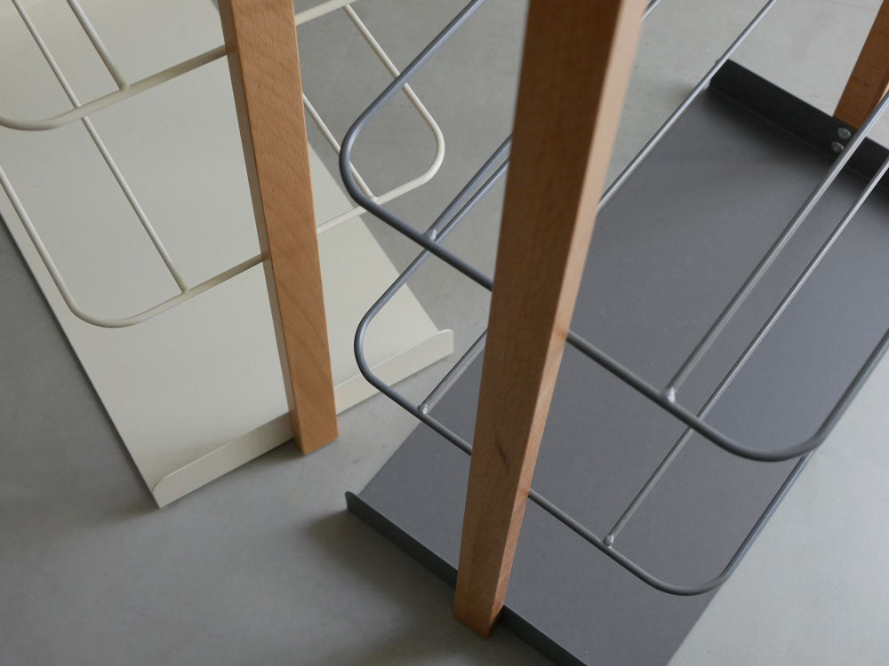 マッシュリヴの白いエントランスラック、天然木とスチール製