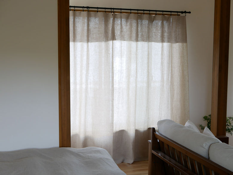 natsusobikuブランドのリネン100％クリップ留めカーテン1枚。自然な色合いと柔らかな質感が特徴の室内用カーテン