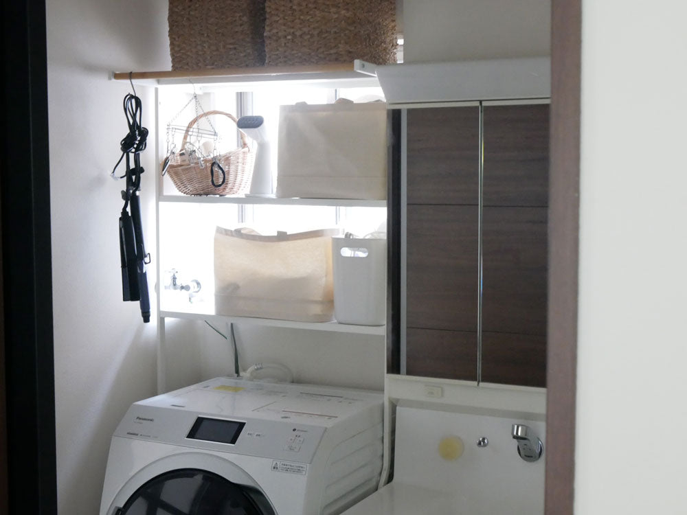 Yamazaki Tower製高さ190cmの立て掛けランドリーシェルフ、スチールフレームと天然木ハンガーバーを備えた縦型収納棚