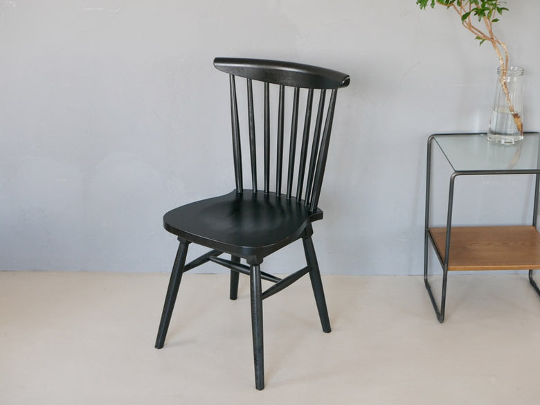 灰色の無垢材ラッカー仕上げウィンザー椅子