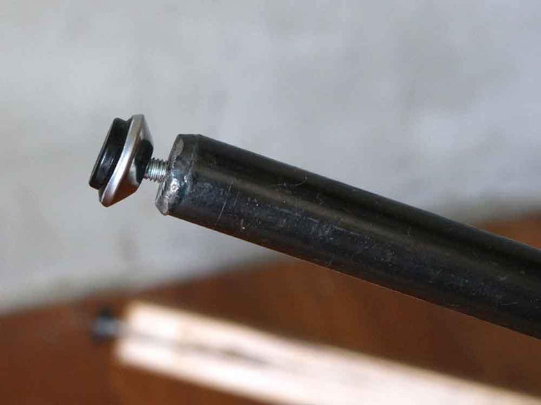 アデペシュ G-knot ガラステーブルとスチールパイプの写真