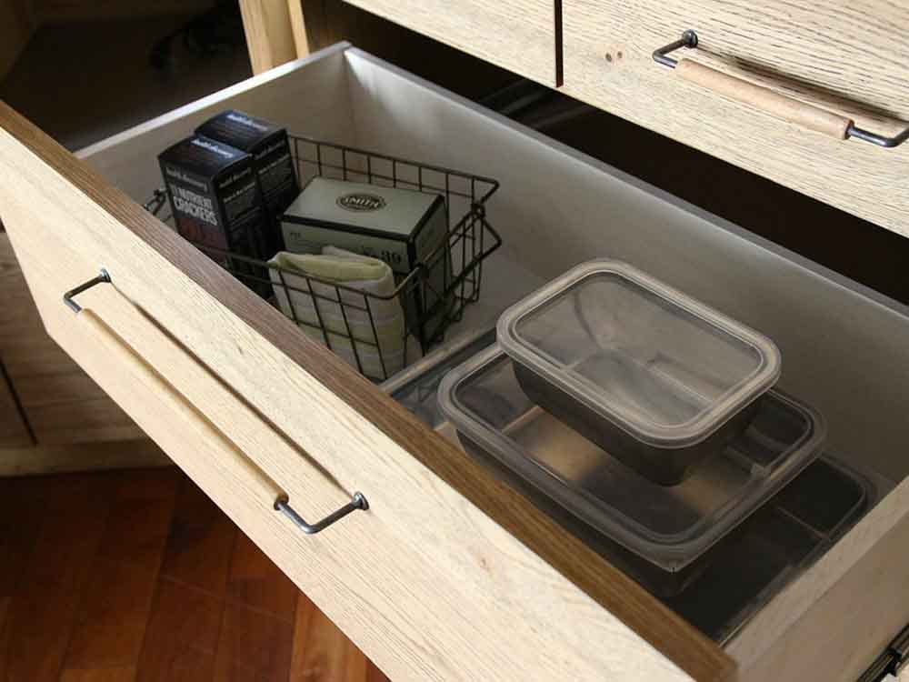 オーク突板とステンレス取っ手のキッチンボード