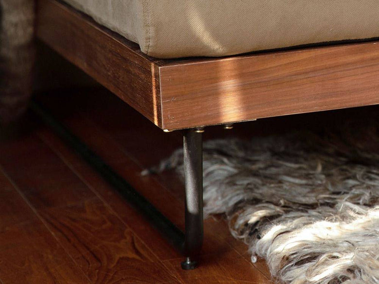 ウォルナット製ベッドフレームとリネンが整った寝室