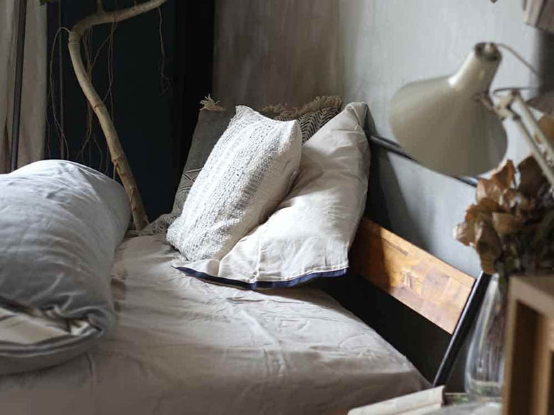 a.depecheベッドにクッションとピローが配置された寝室