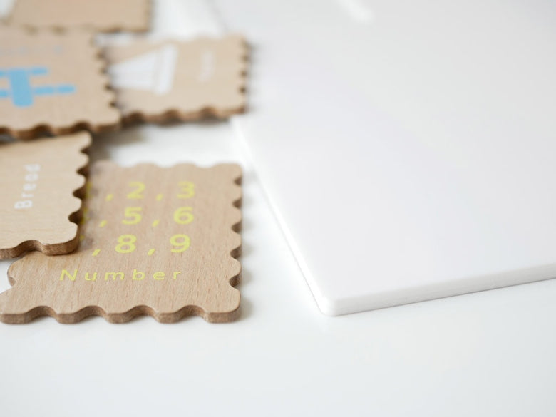 douブランドのABCスタンプセット。木製カード、アクリルボード、ショルダーバッグが含まれるペーパープロダクト。