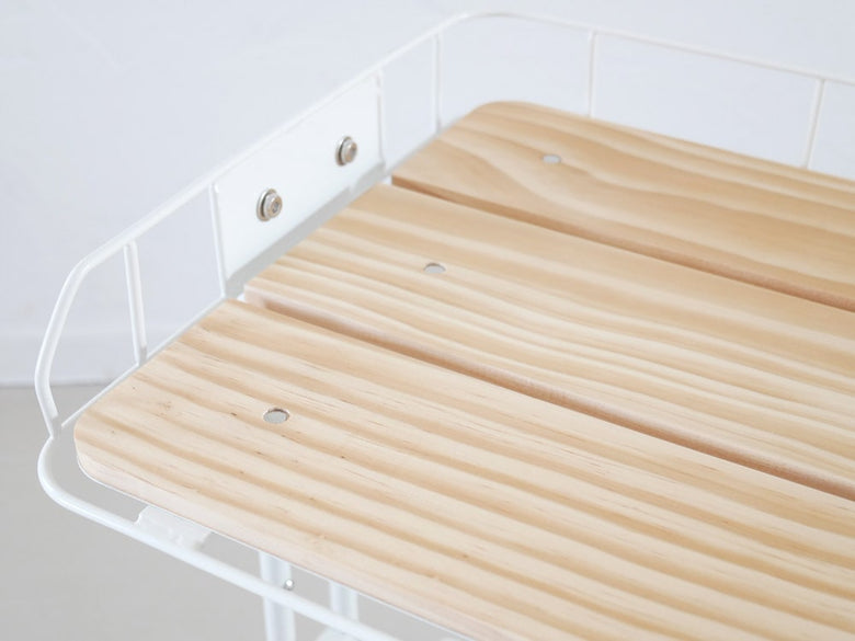 キッチンに設置されたビーワイケージのマイクロウェーブラックと棚