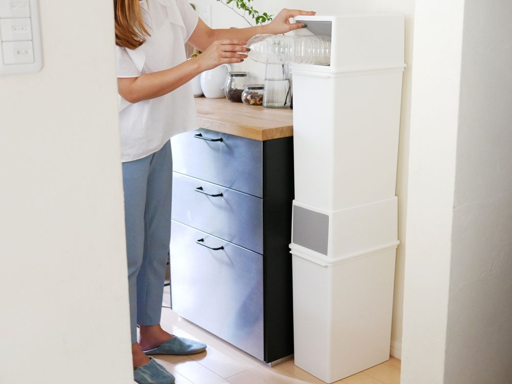 ライクイットの白色フロントオープントラッシュビンとキャビネット