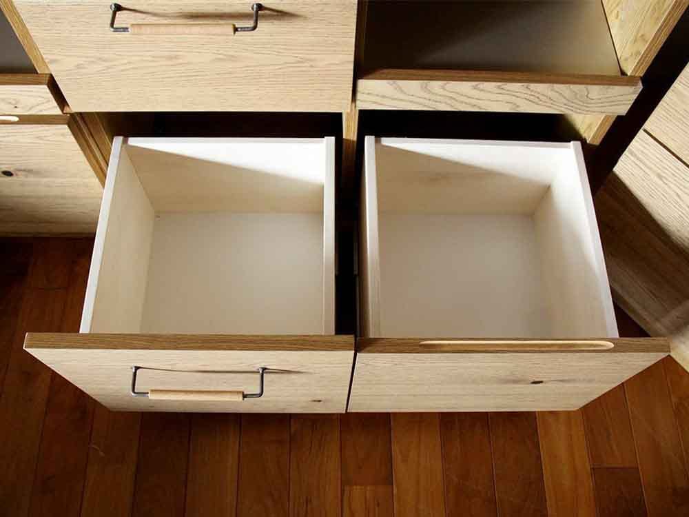 オーク無垢材とスチールのキッチンボードに引き出し