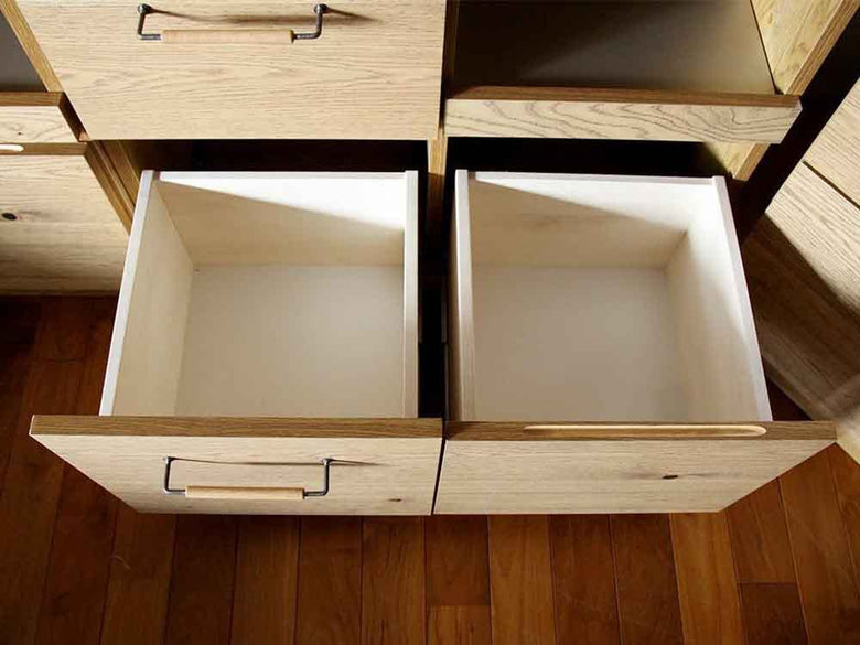 オーク無垢材とスチールのキッチンボードに引き出し