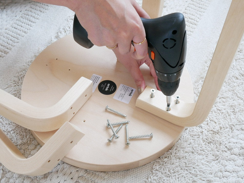 ハニーステイン仕上げのバーチ材を使用したアルテック製木製スツール