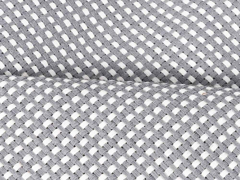 グレーとシルバーの模様が施されたPiatToバスケット