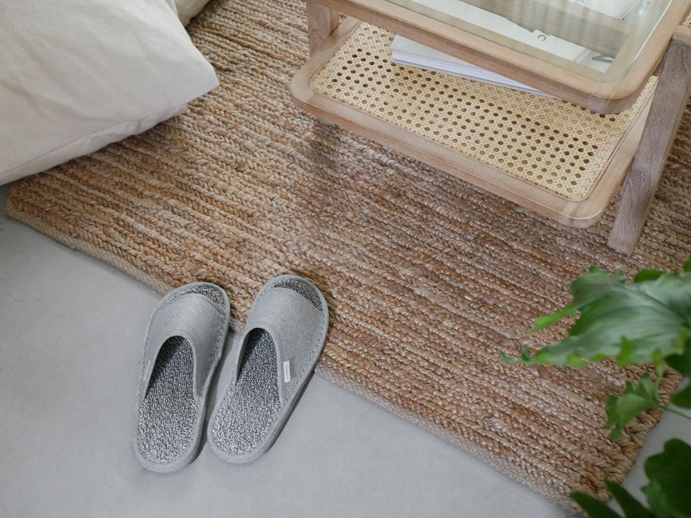 天然素材の籐製バスケット型スリッパ