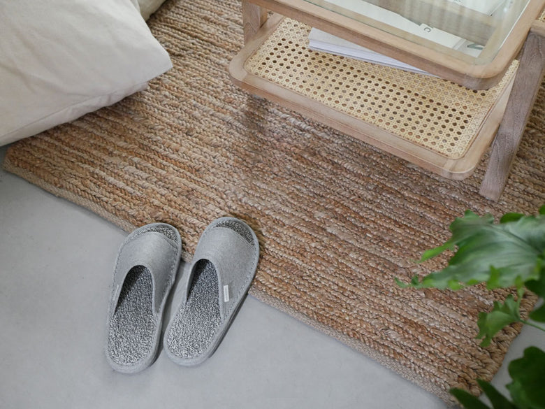 天然素材の籐製バスケット型スリッパ