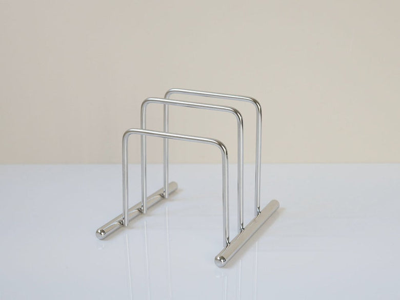 SALUS製デイリーまな板スタンド。18-8ステンレス製で縦135mm×横115mm×高さ110mmの日本製。