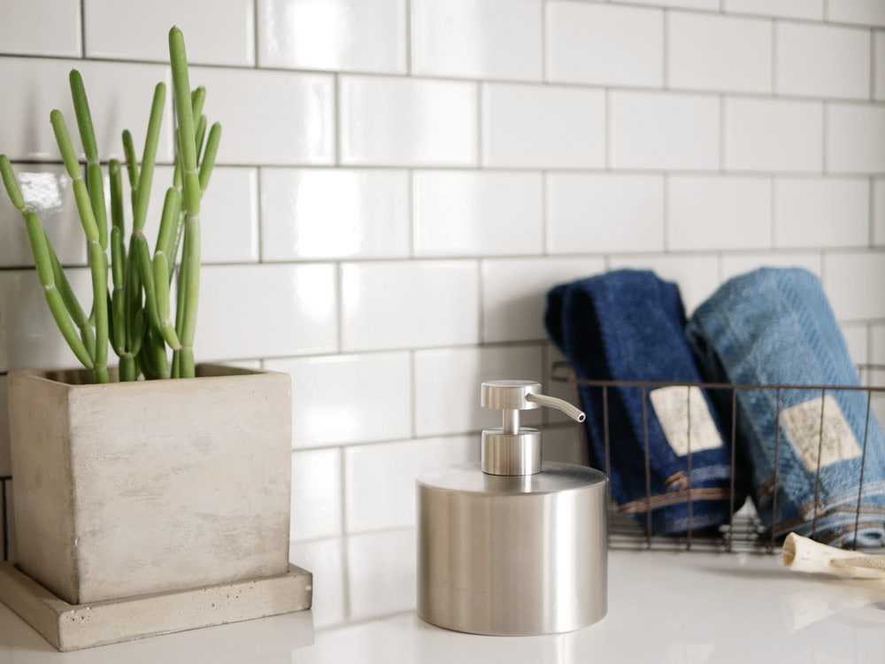 カウンターに置かれたダルトン製ステンレスソープディスペンサー