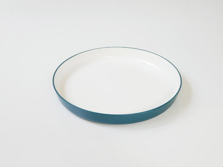 青いキッズ用陶器プレートに果物が載っている