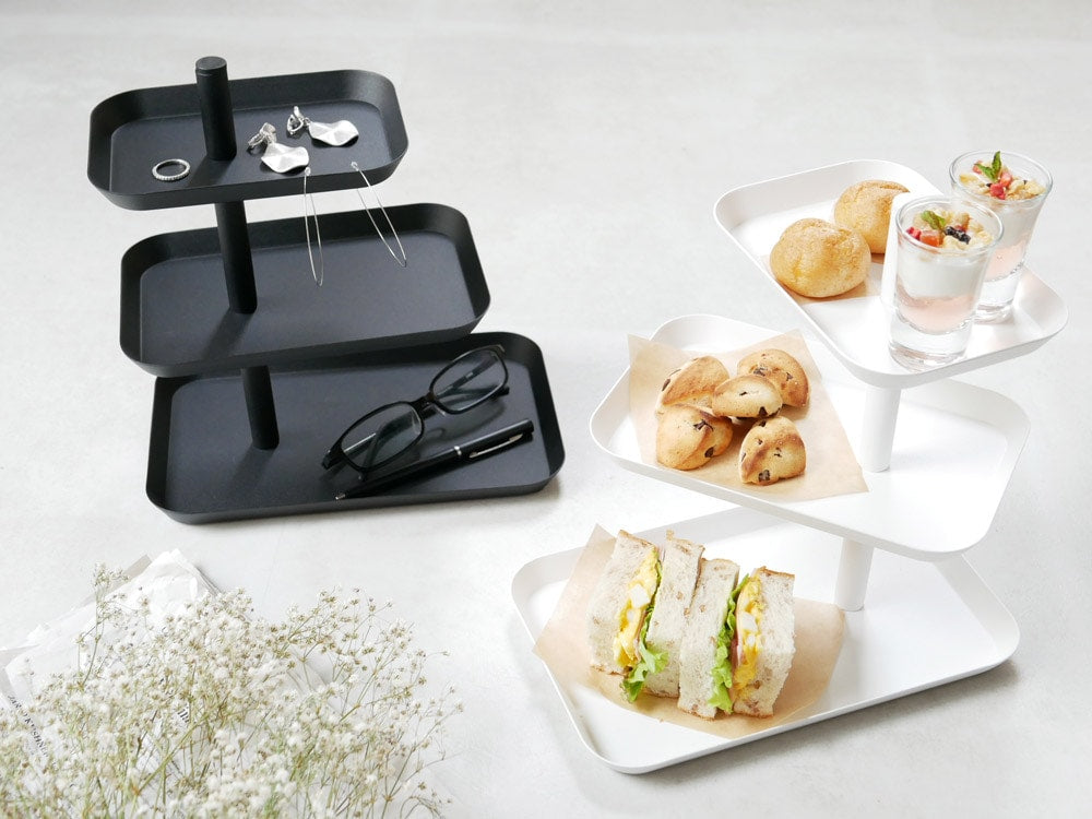 タワーのキッチン用3段トレーと陶器のカップ